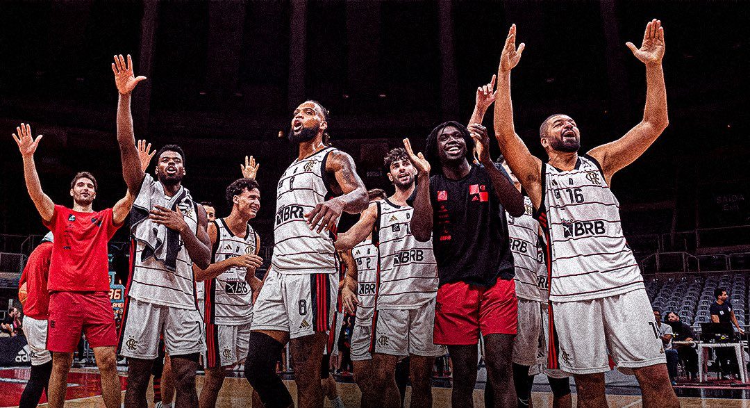 Jogadores do time de basquete do Flamengo comemoram