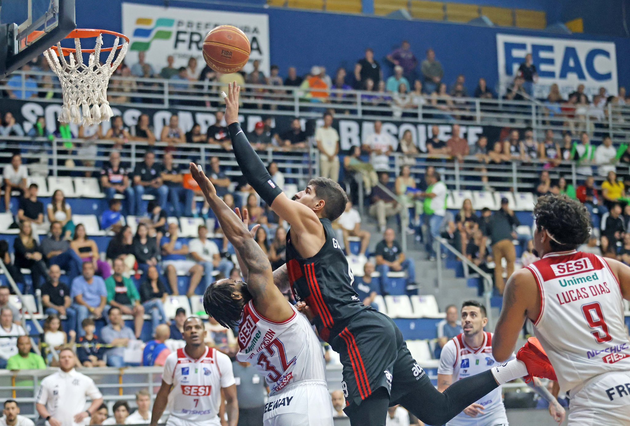 Gabriel Jaú tenta a cesta para o Flamengo - Foto: Celio Messias / LNB