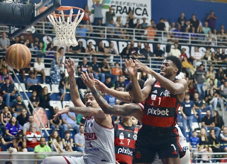 Gui Deodato disputa a bola com Lucas Dias e Wesley, do Franca - Foto: Célio Messias/LNB