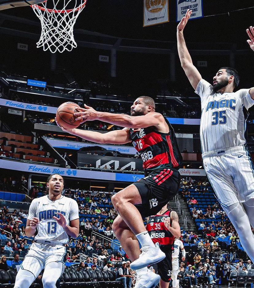 Olivinha em ação pelo Flamengo contra o Orlando Magic, da NBA