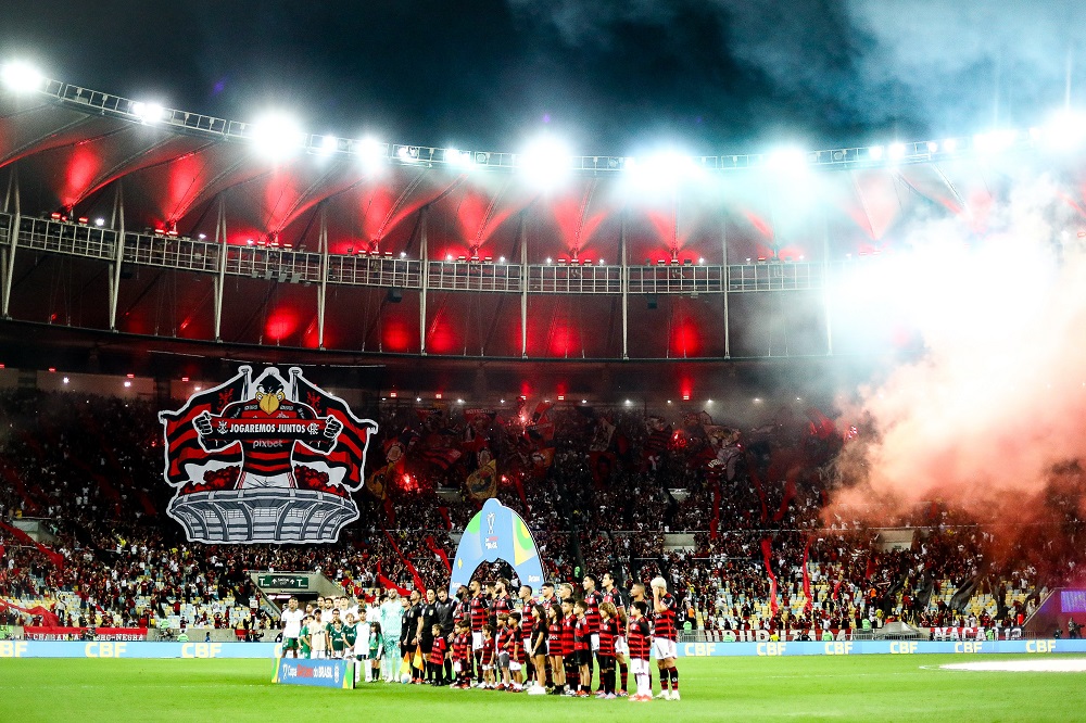 Jogadores perfilados e uma grande festa da torcida no Maracanã - Foto: Gilvan de Souza / CRF